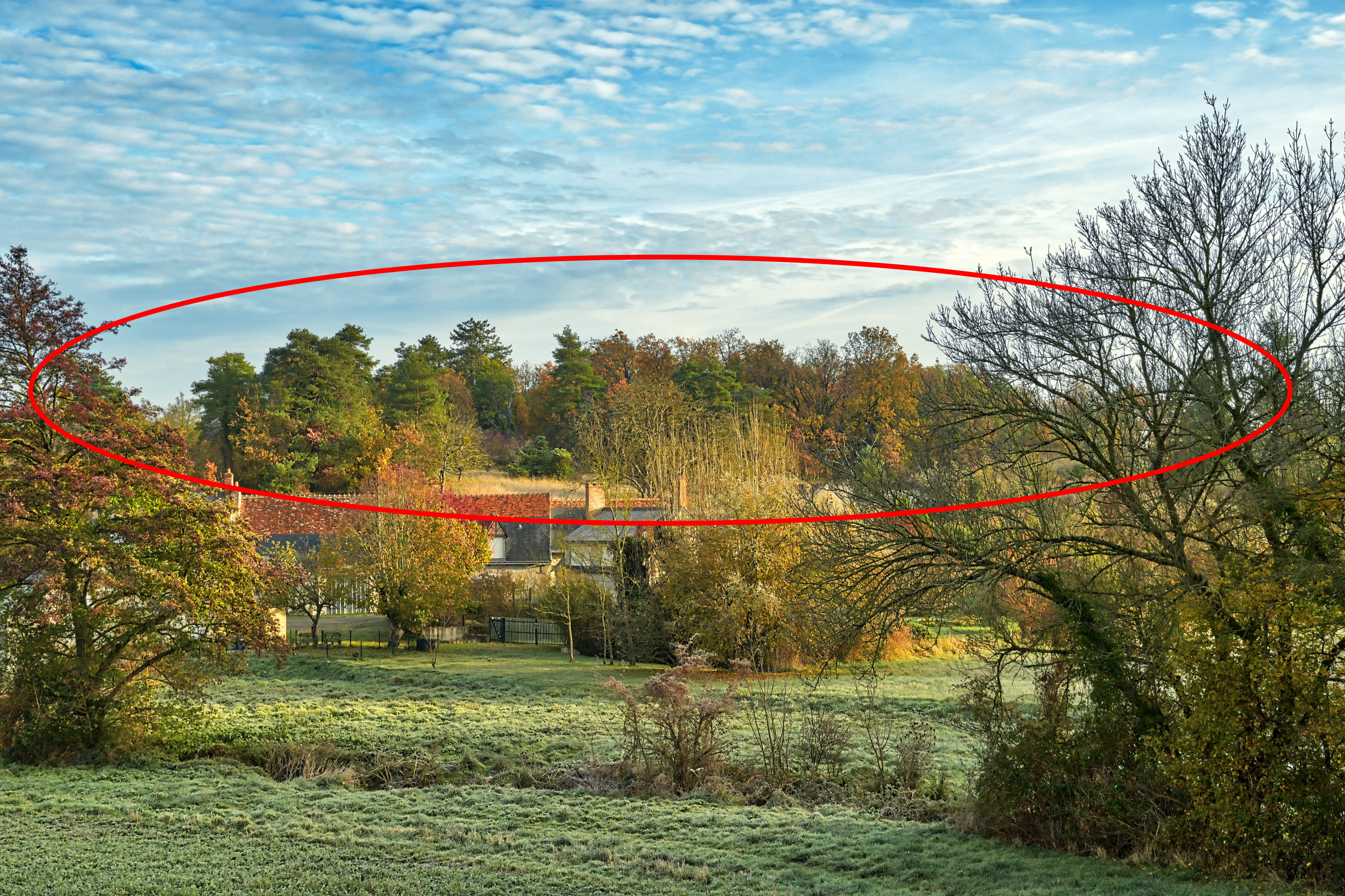 Vue du coteau de Champs-Perroux menacé par l'implantation du parc photovoltaïque par la société Soleil du Midi.
